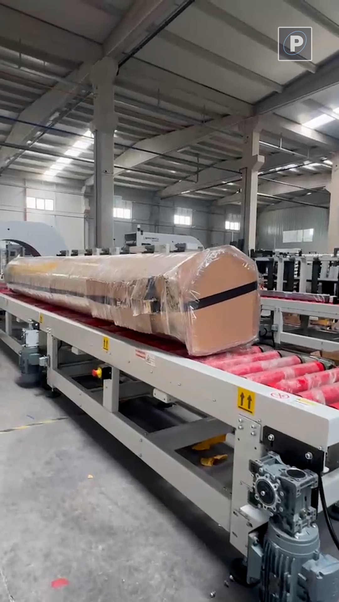Heavy duty motorized chain conveyors for lumber